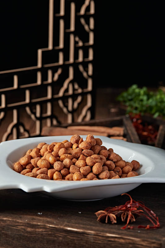 撒粉五香盐炒花生图片