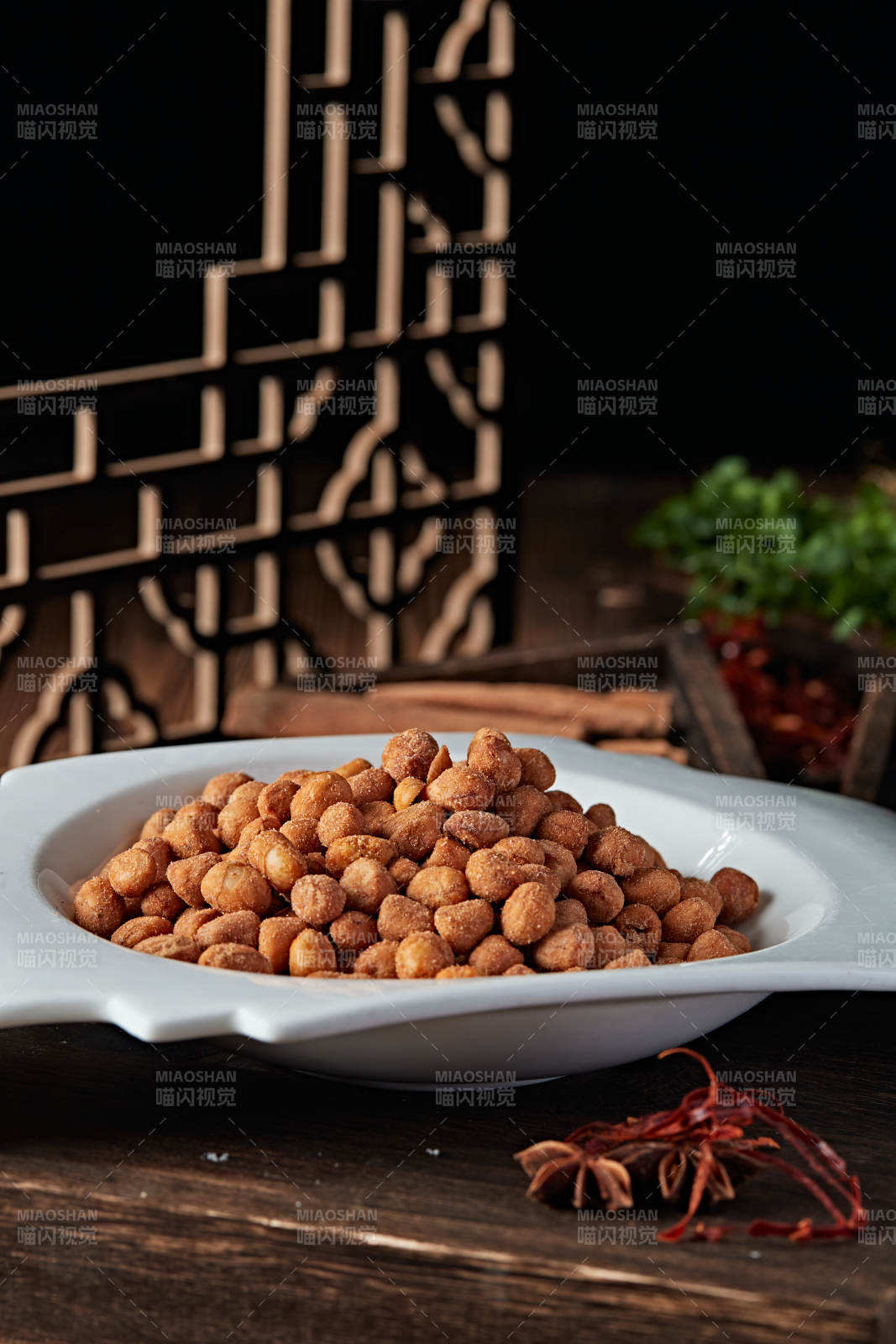 撒粉五香盐炒花生图片