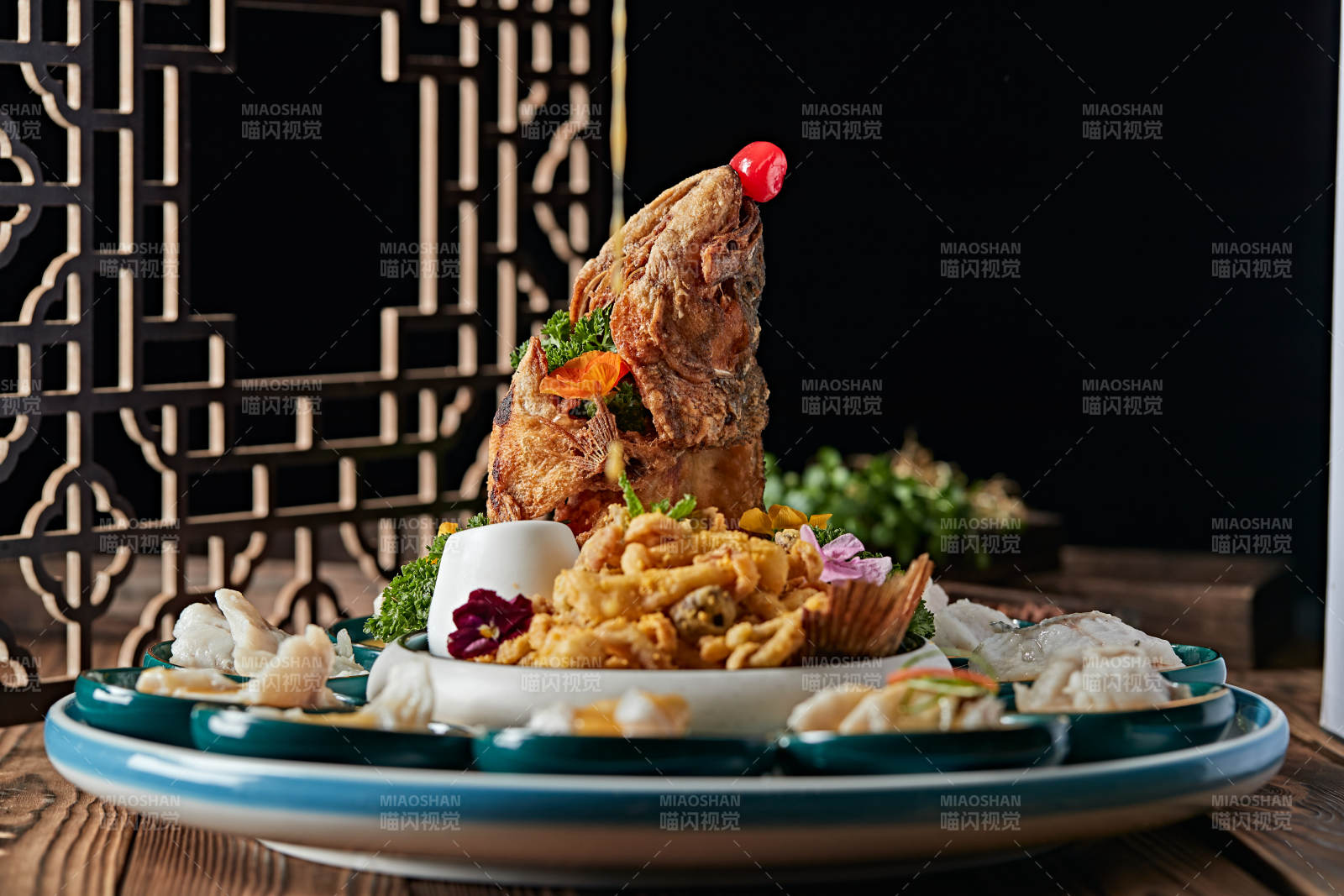 精美摆盘的两吃海鲈鱼图片