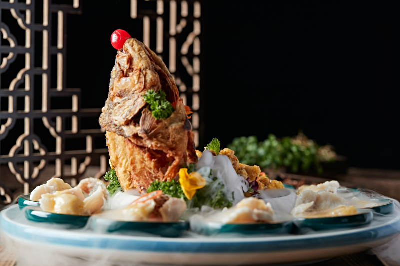 精美摆盘的两吃海鲈鱼图片