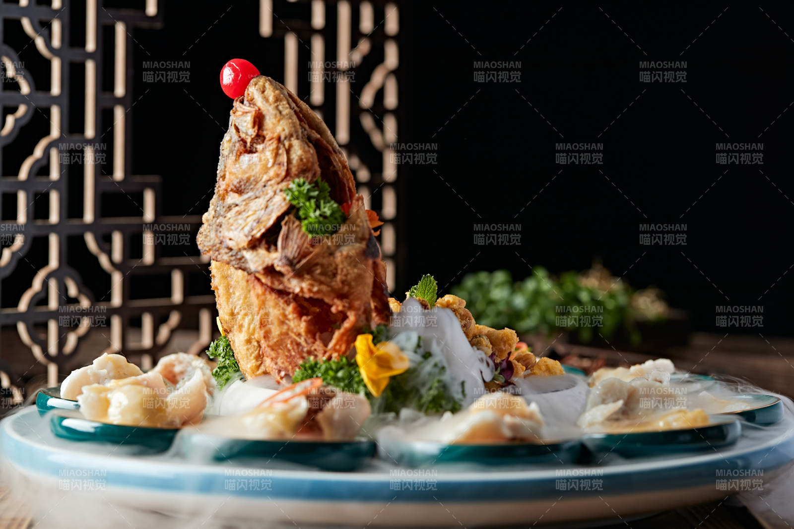 精美摆盘的两吃海鲈鱼图片