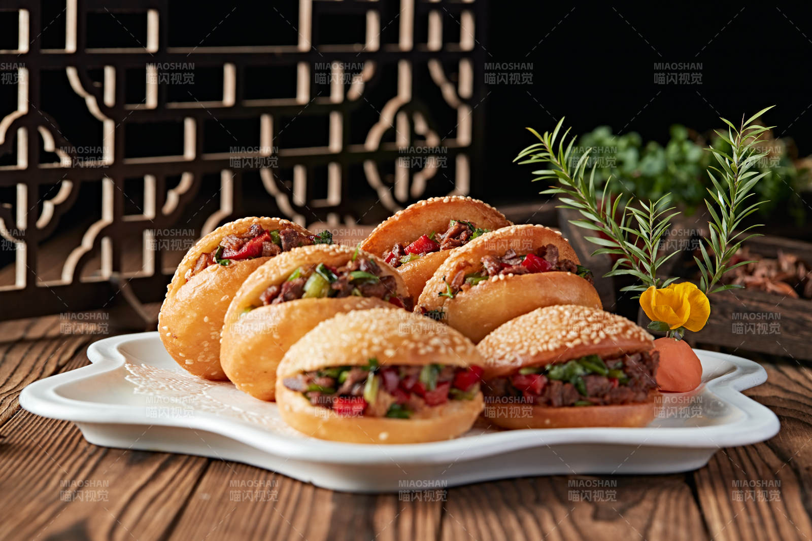 芝麻锅盔肉夹馍图片