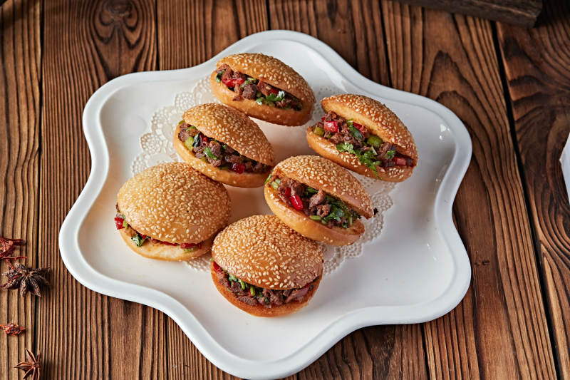 芝麻锅盔肉夹馍图片