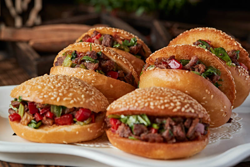 芝麻锅盔肉夹馍图片