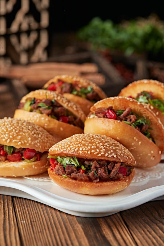 芝麻锅盔肉夹馍图片