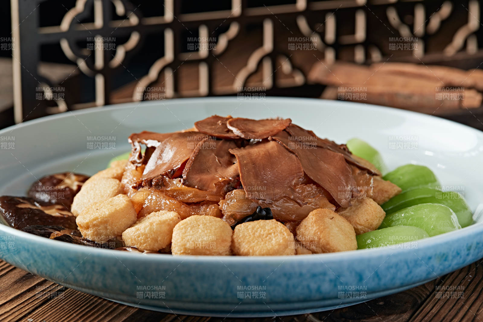 红烧浇汁牛蹄筋配杏鲍菇油炸内酯豆腐图片