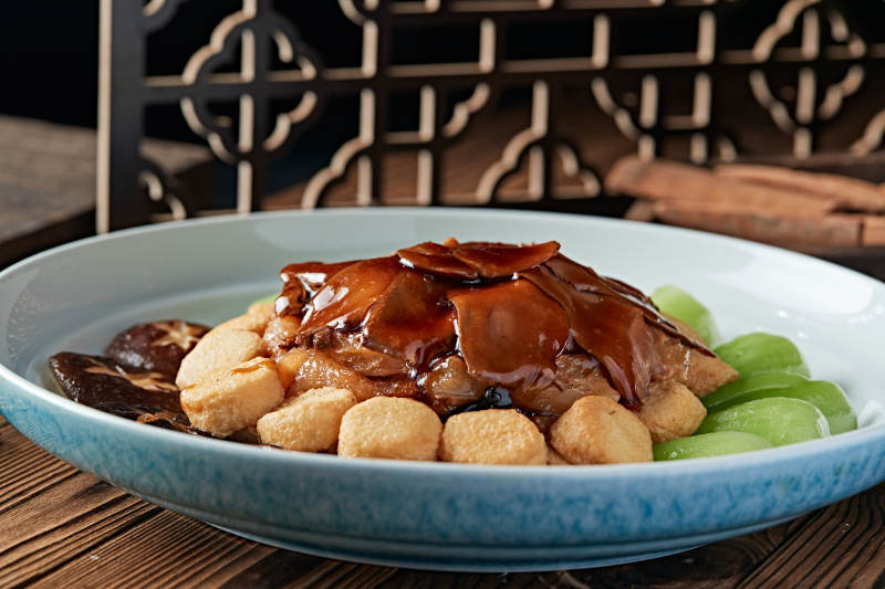 红烧浇汁牛蹄筋配杏鲍菇油炸内酯豆腐图片
