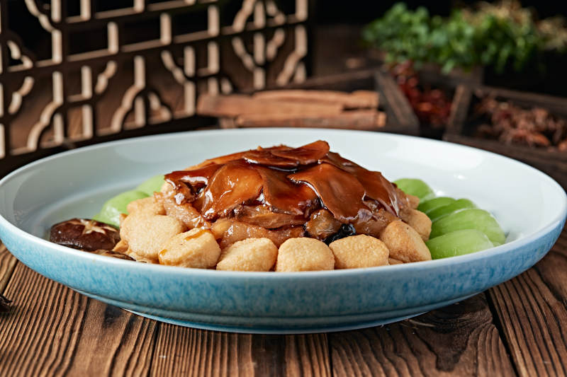 红烧浇汁牛蹄筋配杏鲍菇油炸内酯豆腐图片