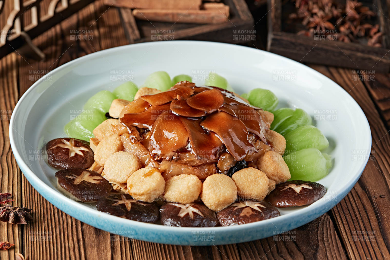 红烧浇汁牛蹄筋配杏鲍菇油炸内酯豆腐图片