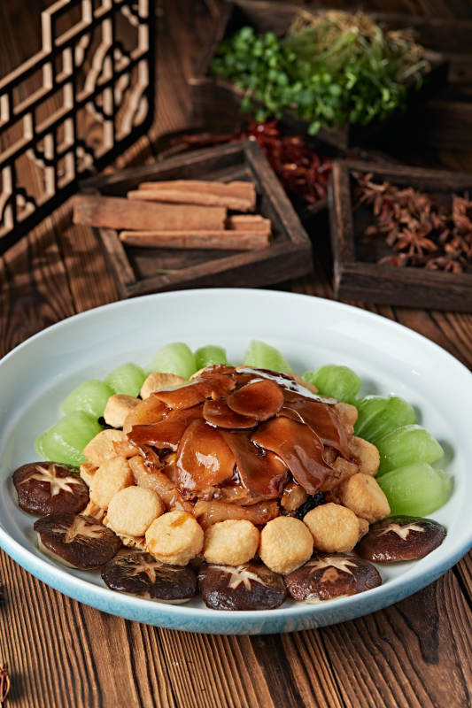 红烧浇汁牛蹄筋配杏鲍菇油炸内酯豆腐图片