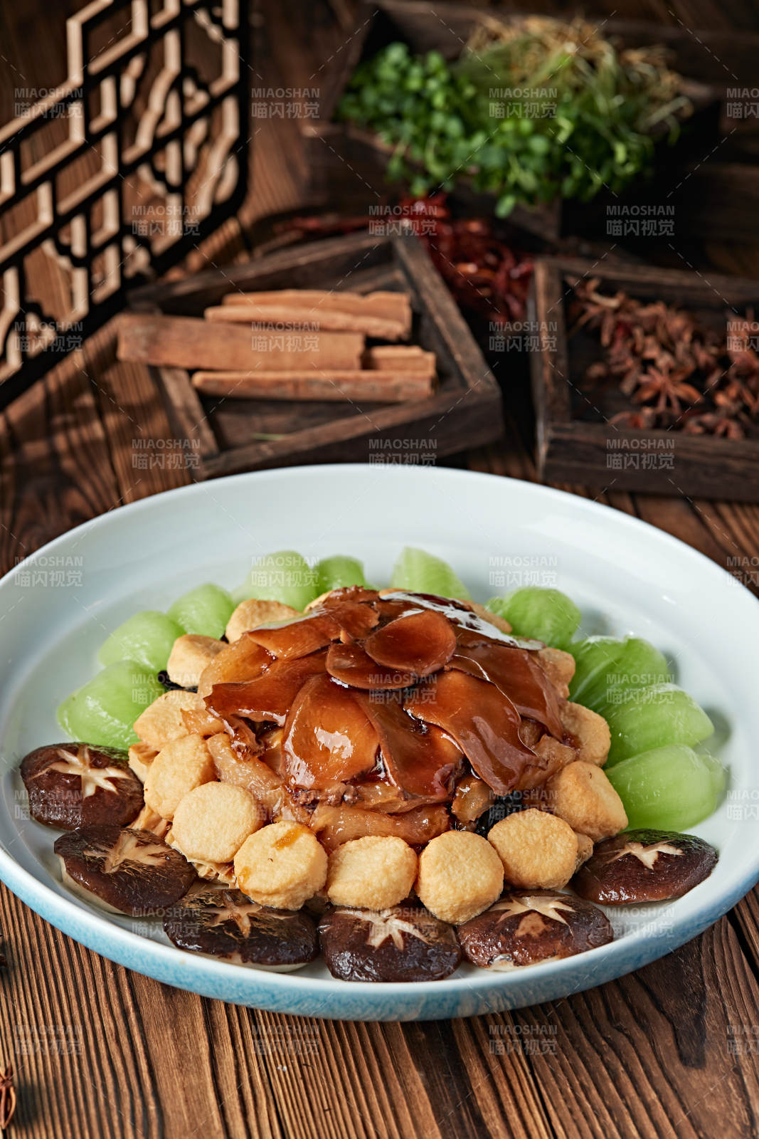 红烧浇汁牛蹄筋配杏鲍菇油炸内酯豆腐图片