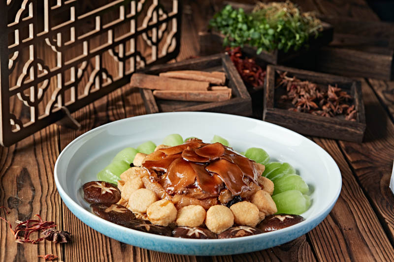 红烧浇汁牛蹄筋配杏鲍菇油炸内酯豆腐图片