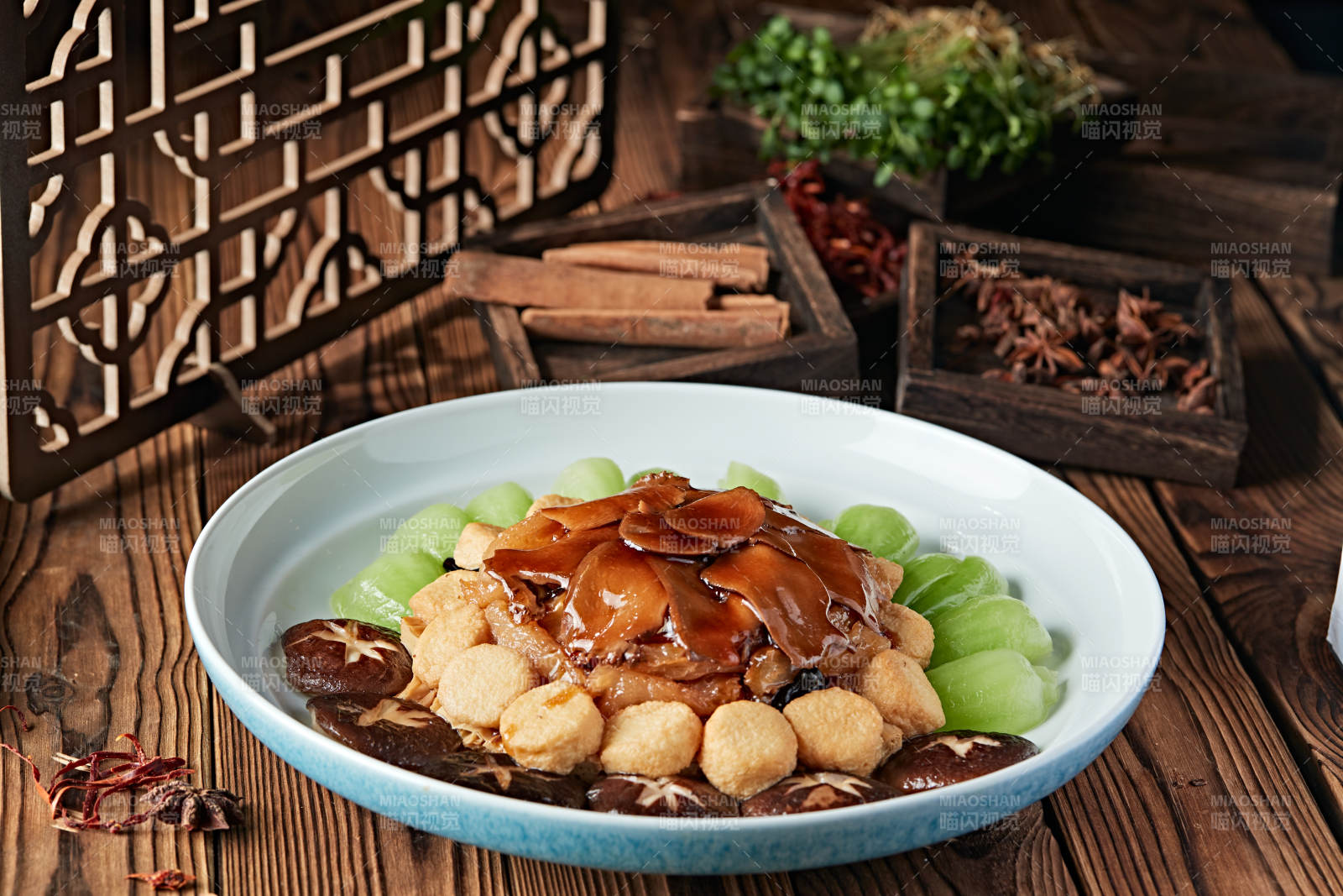 红烧浇汁牛蹄筋配杏鲍菇油炸内酯豆腐图片