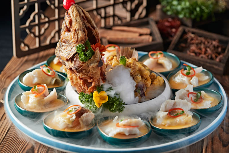 精美摆盘的两吃海鲈鱼图片