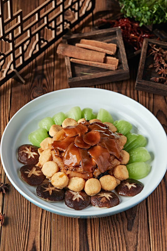 红烧浇汁牛蹄筋配杏鲍菇油炸内酯豆腐图片