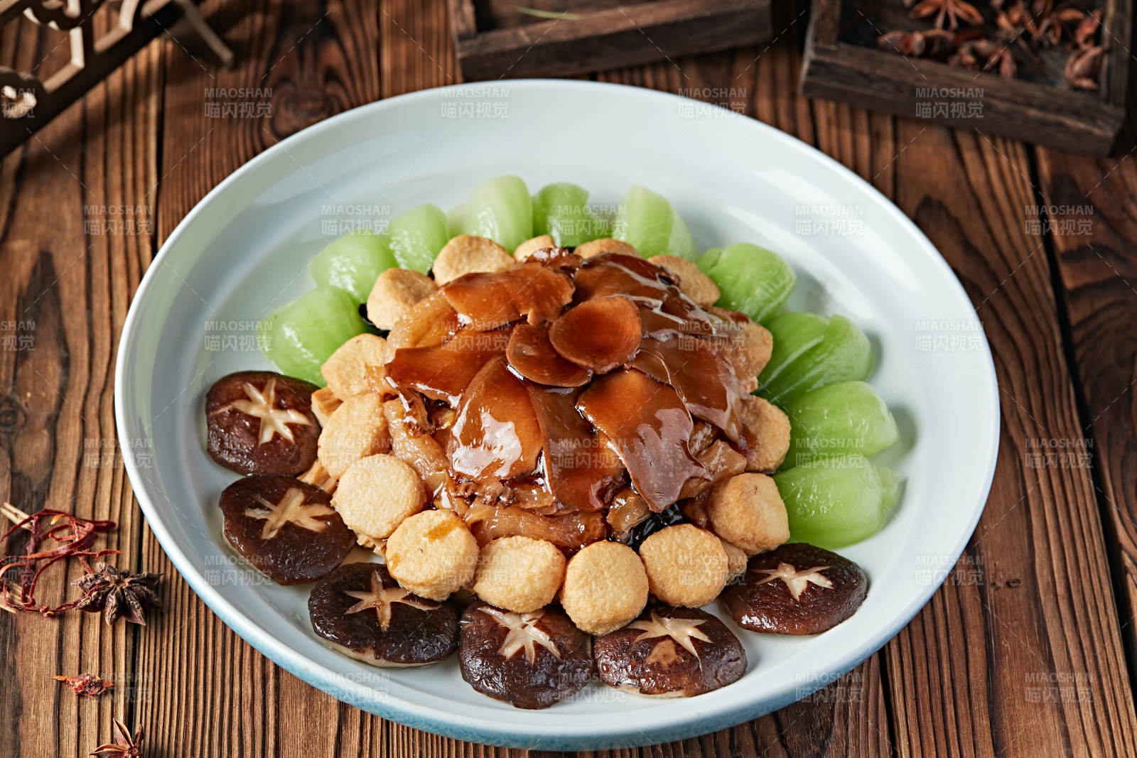 红烧浇汁牛蹄筋配杏鲍菇油炸内酯豆腐图片