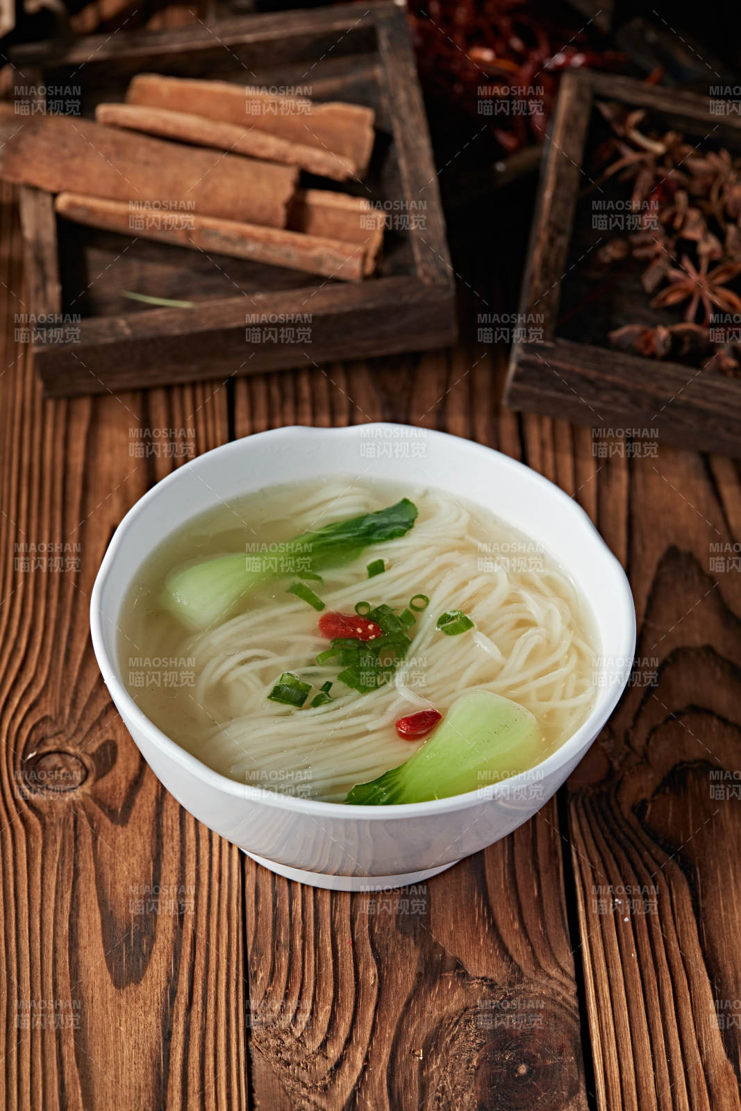 鲜鸡汤煮挂面图片