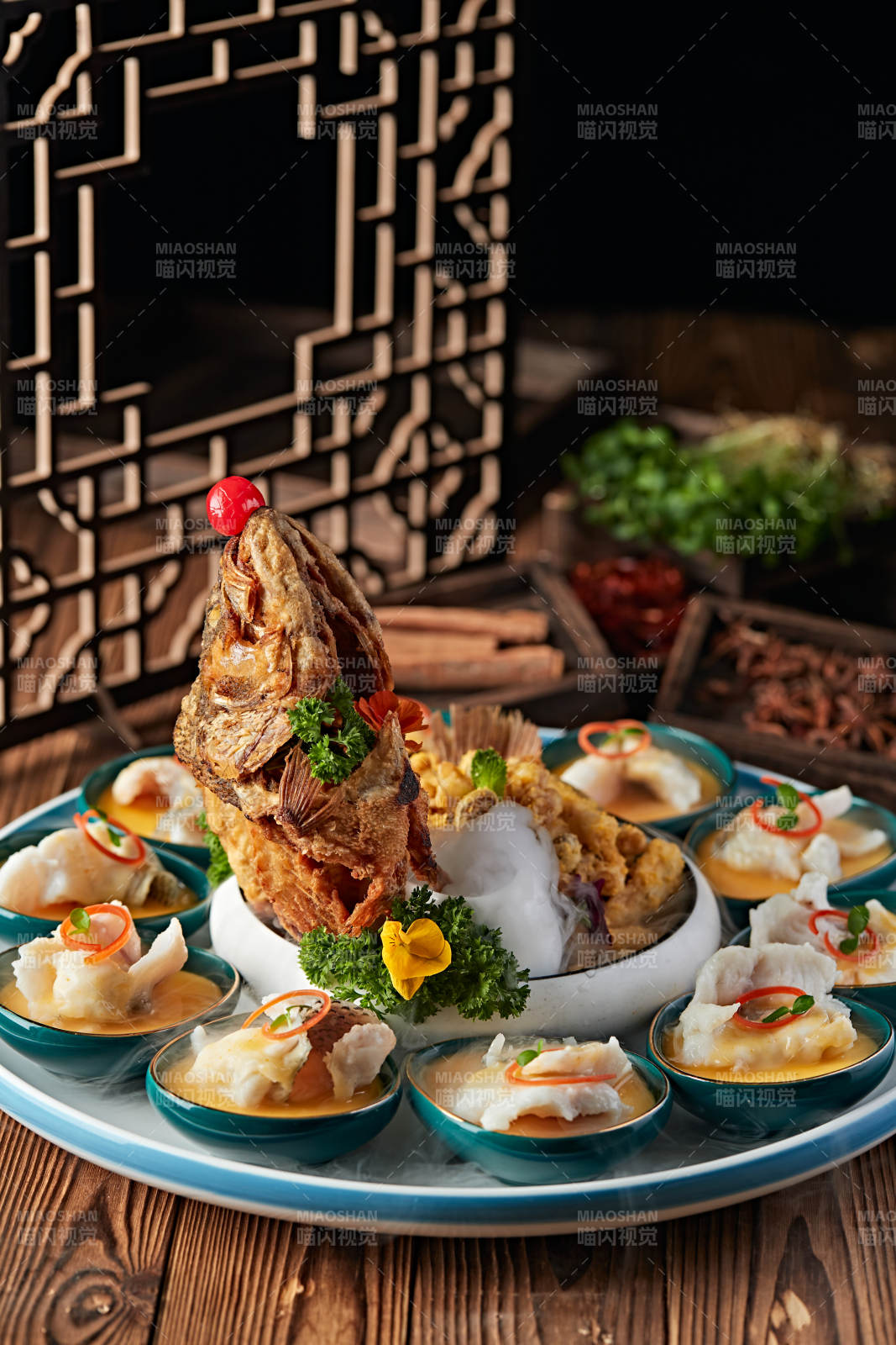 精美摆盘的两吃海鲈鱼图片