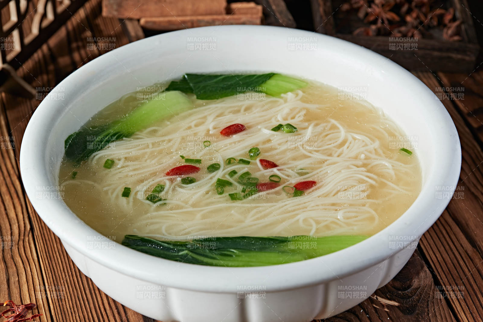 鲜鸡汤煮挂面图片