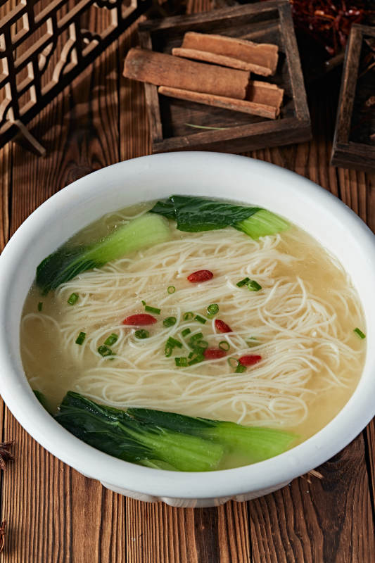 鲜鸡汤煮挂面图片