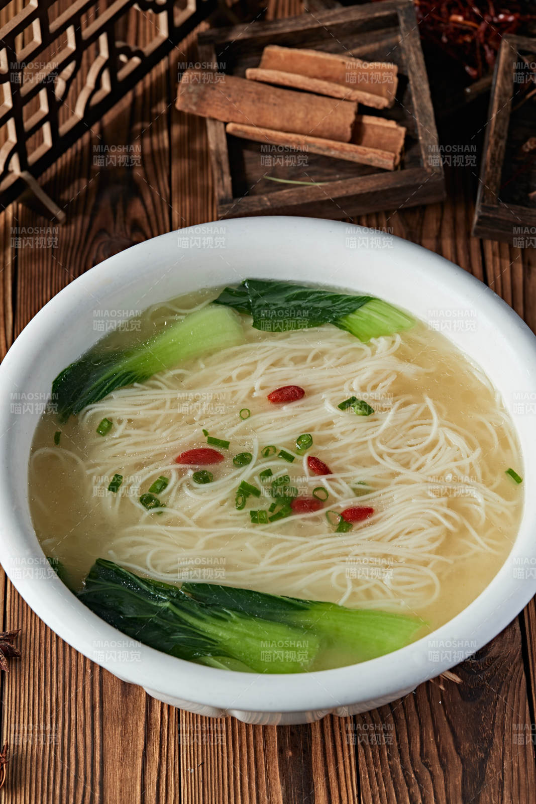 鲜鸡汤煮挂面图片