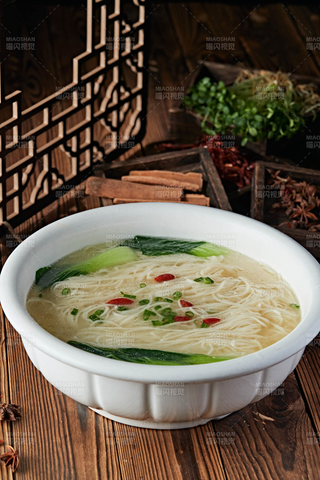 鲜鸡汤煮挂面图片