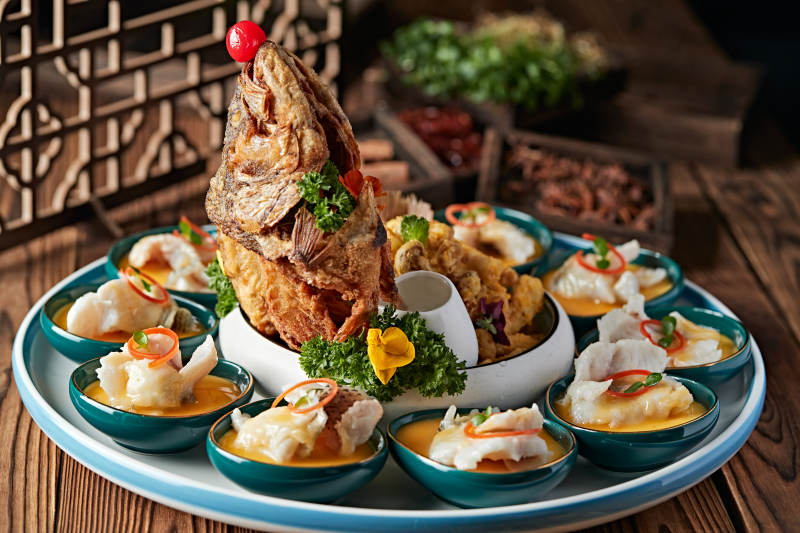 精美摆盘的两吃海鲈鱼图片