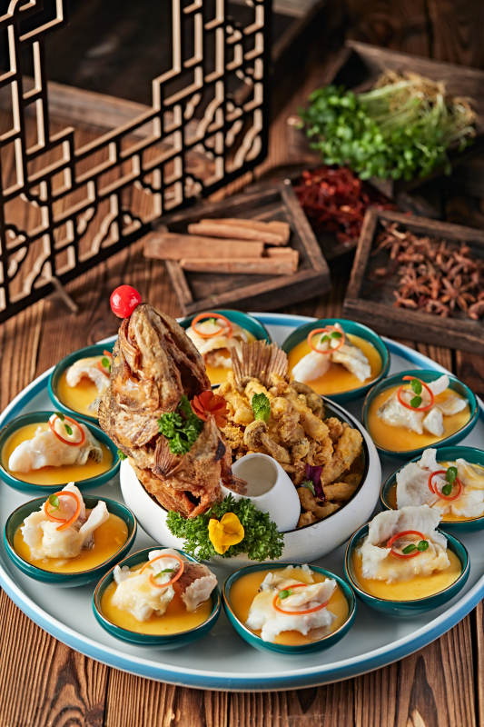 精美摆盘的两吃海鲈鱼图片