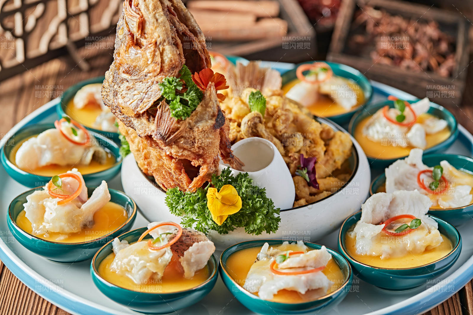 精美摆盘的两吃海鲈鱼图片