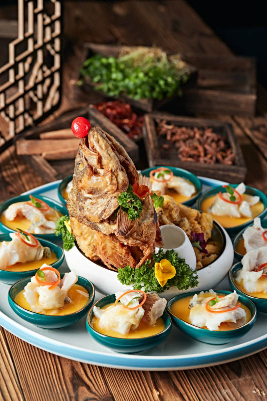 精美摆盘的两吃海鲈鱼图片