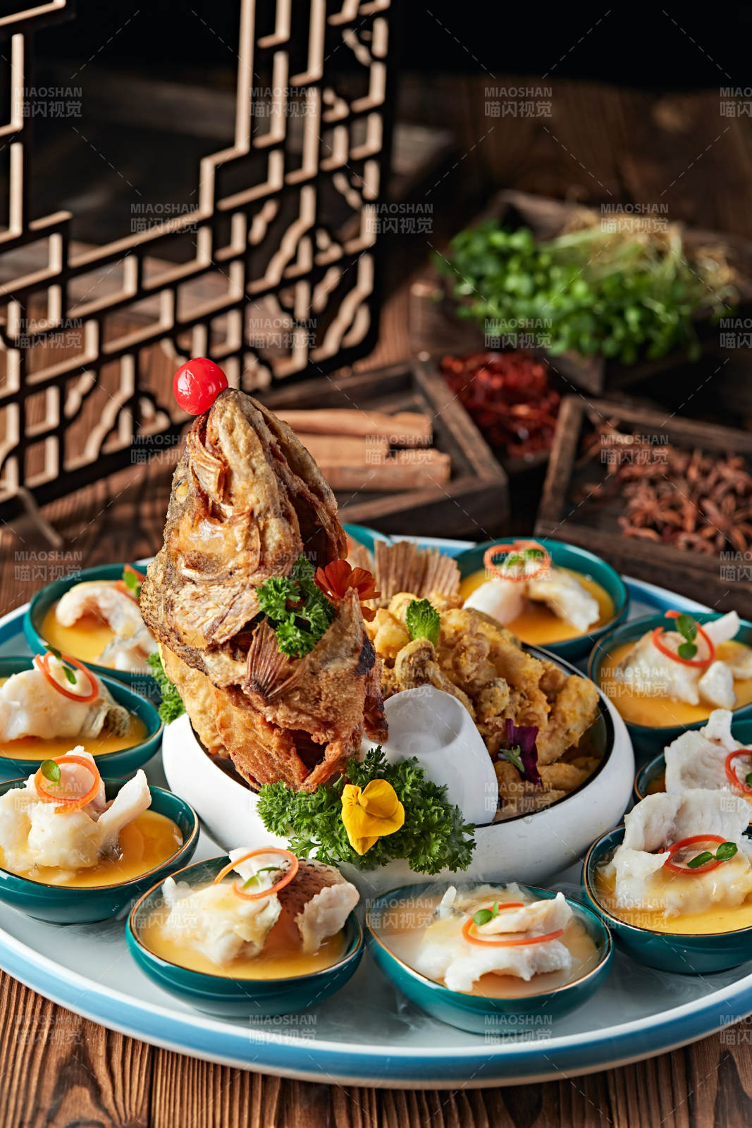 精美摆盘的两吃海鲈鱼图片