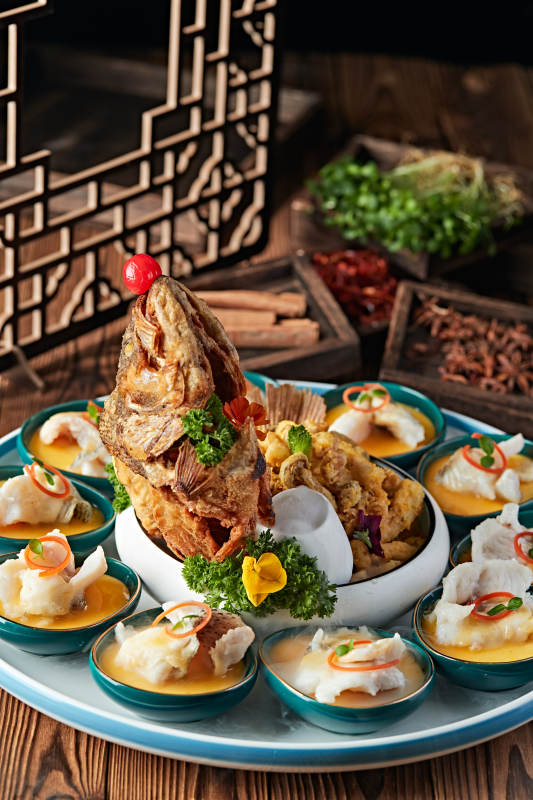 精美摆盘的两吃海鲈鱼图片