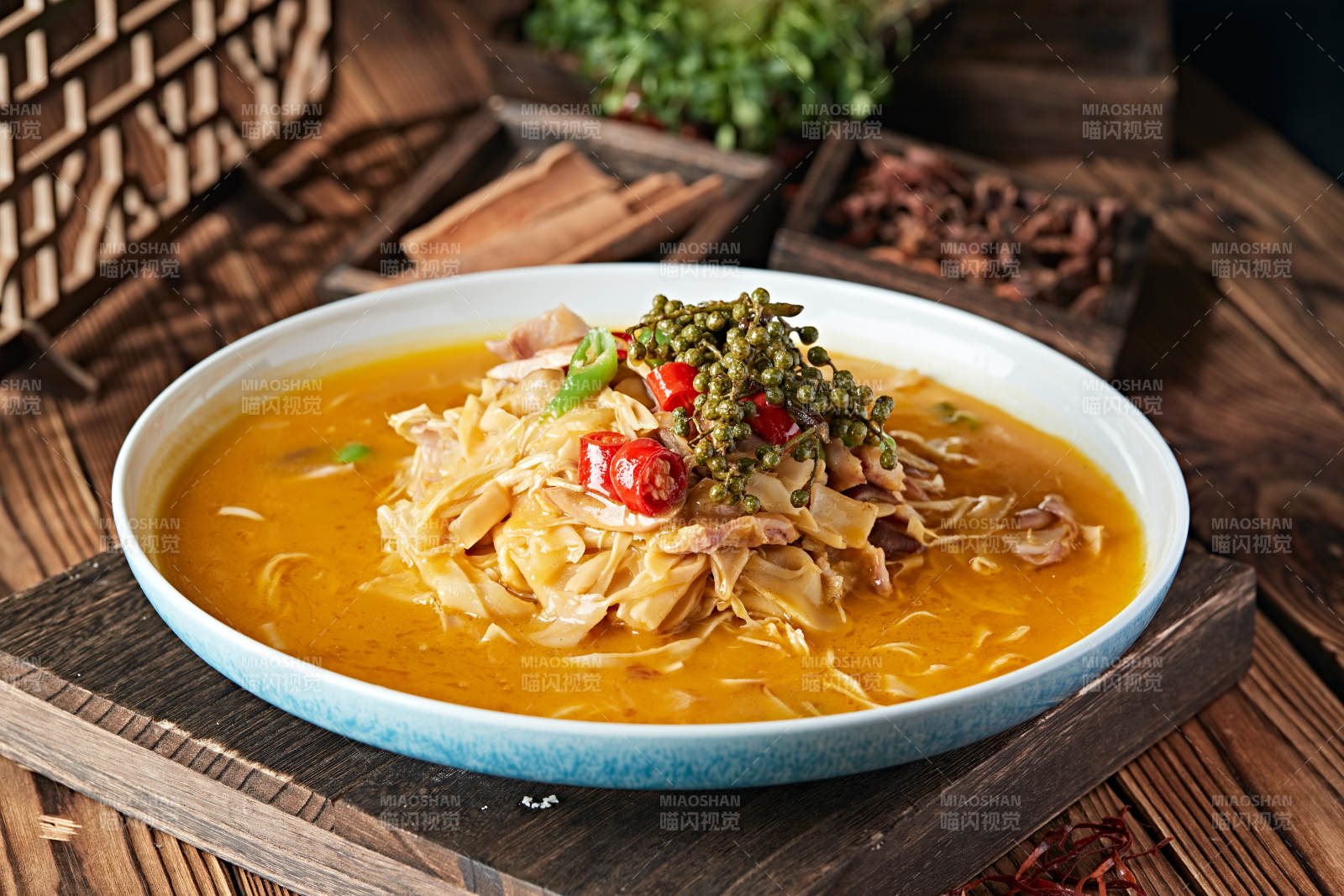 椒麻香辣笋片炖猪肚图片