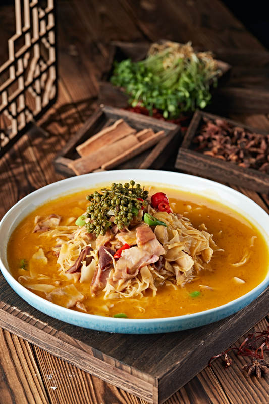 椒麻香辣笋片炖猪肚图片