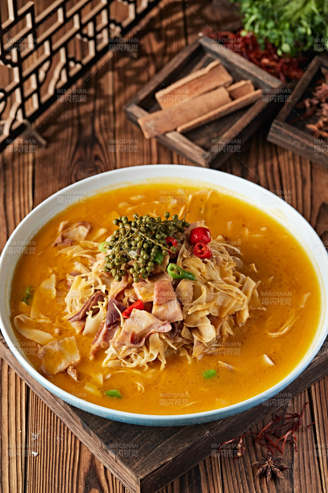 椒麻香辣笋片炖猪肚图片