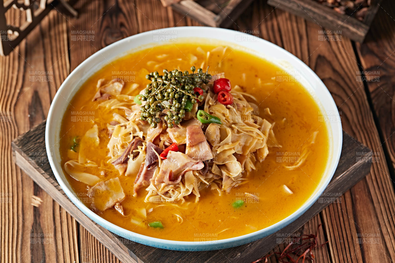 椒麻香辣笋片炖猪肚图片