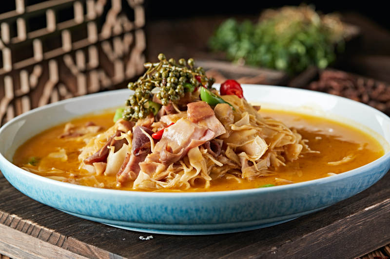 椒麻香辣笋片炖猪肚图片