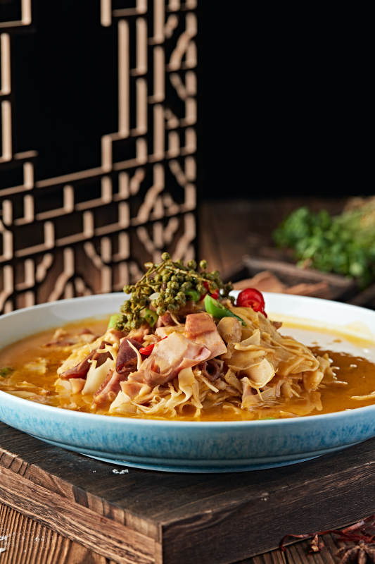 椒麻香辣笋片炖猪肚图片