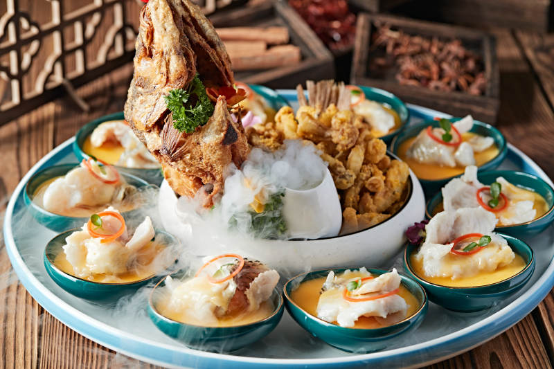 精美摆盘的两吃海鲈鱼图片