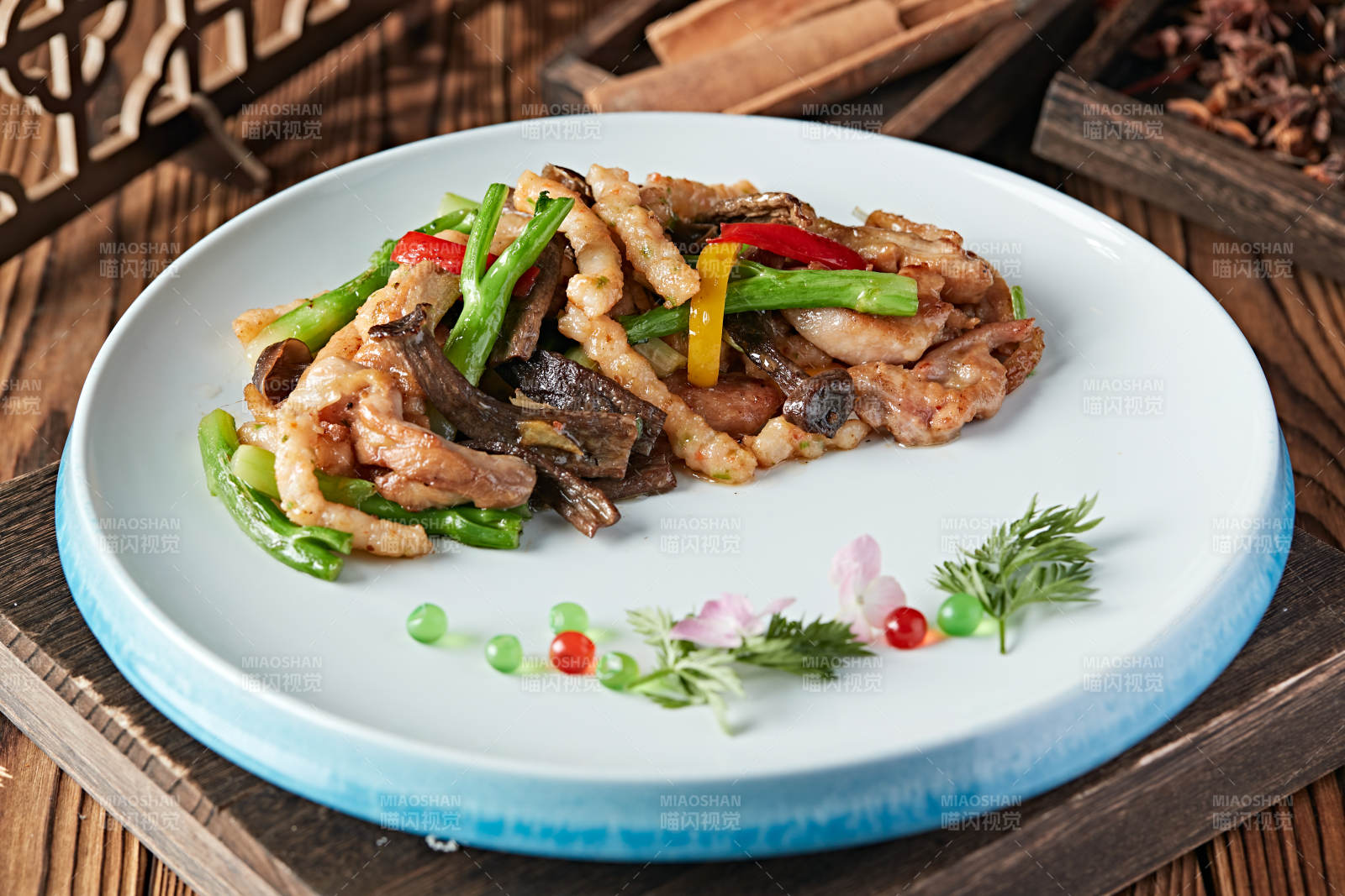 彩椒芥蓝松蘑炒里脊丝图片