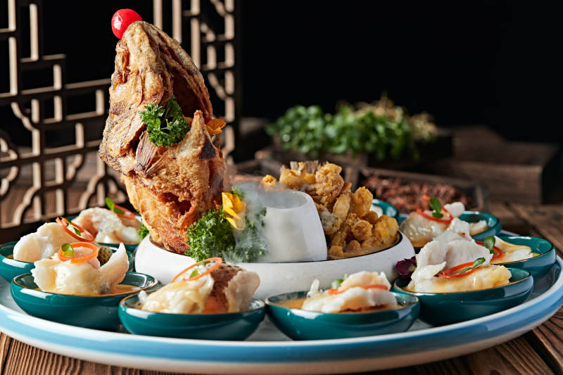 精美摆盘的两吃海鲈鱼图片