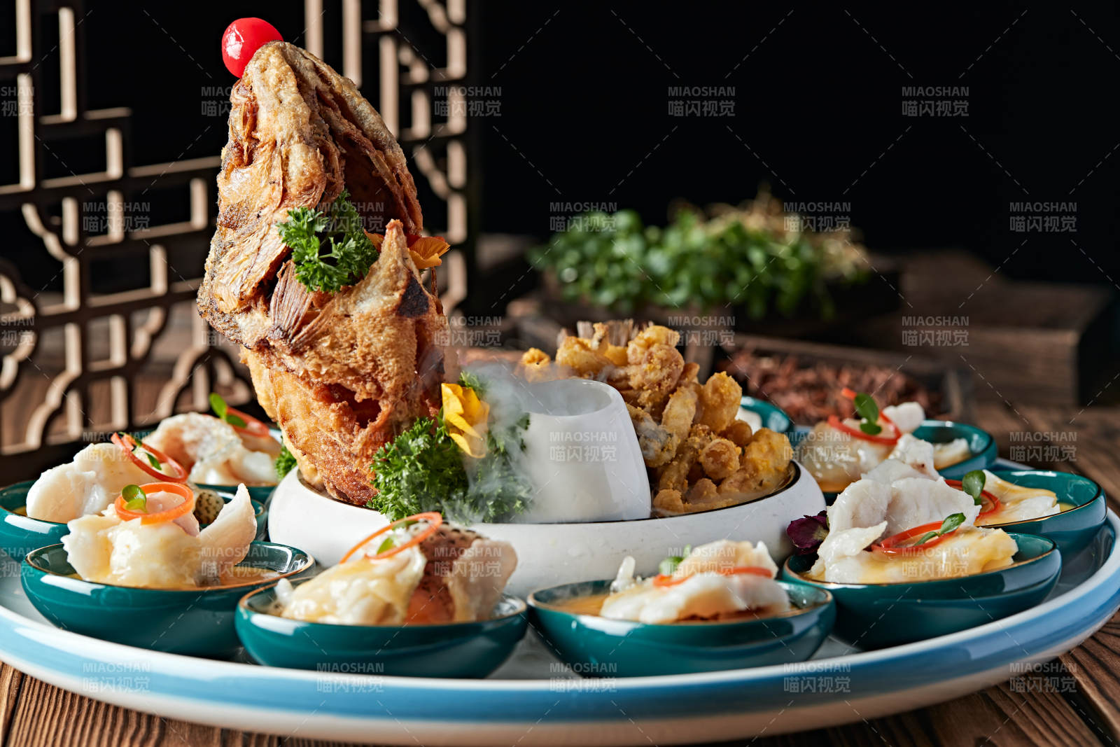 精美摆盘的两吃海鲈鱼图片