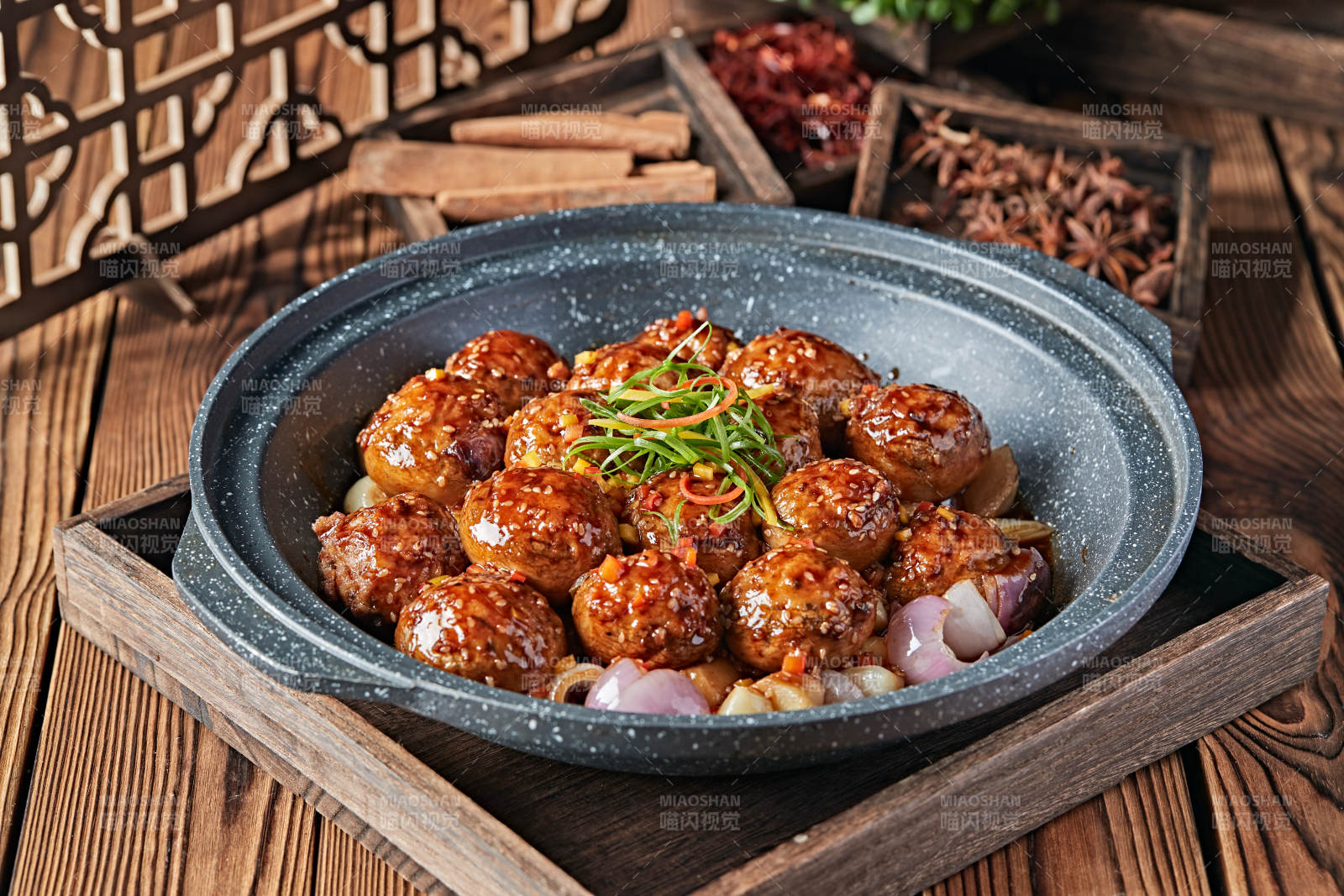 砂锅洋葱蒜子酱烧肉馅酿口蘑图片