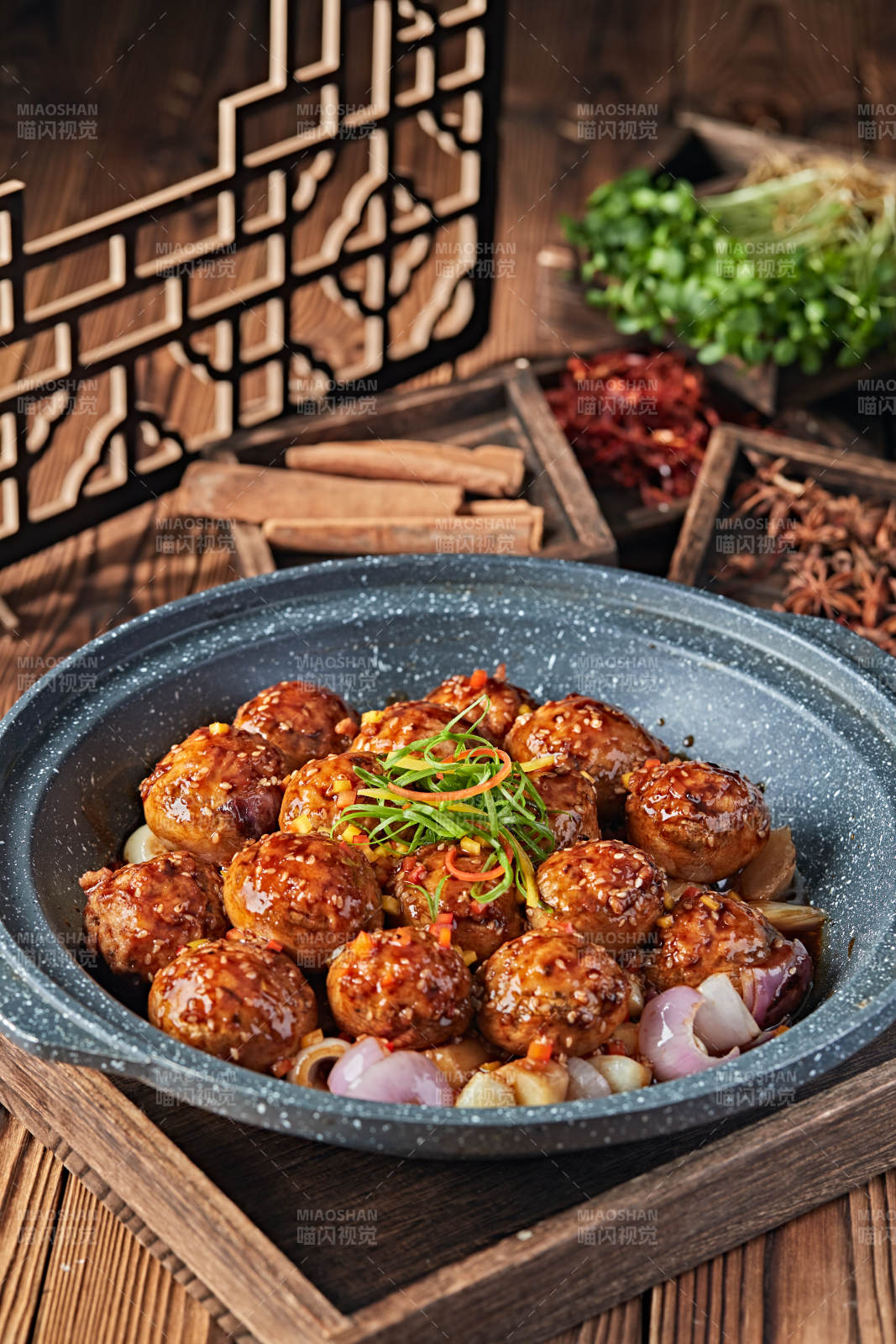 砂锅洋葱蒜子酱烧肉馅酿口蘑图片