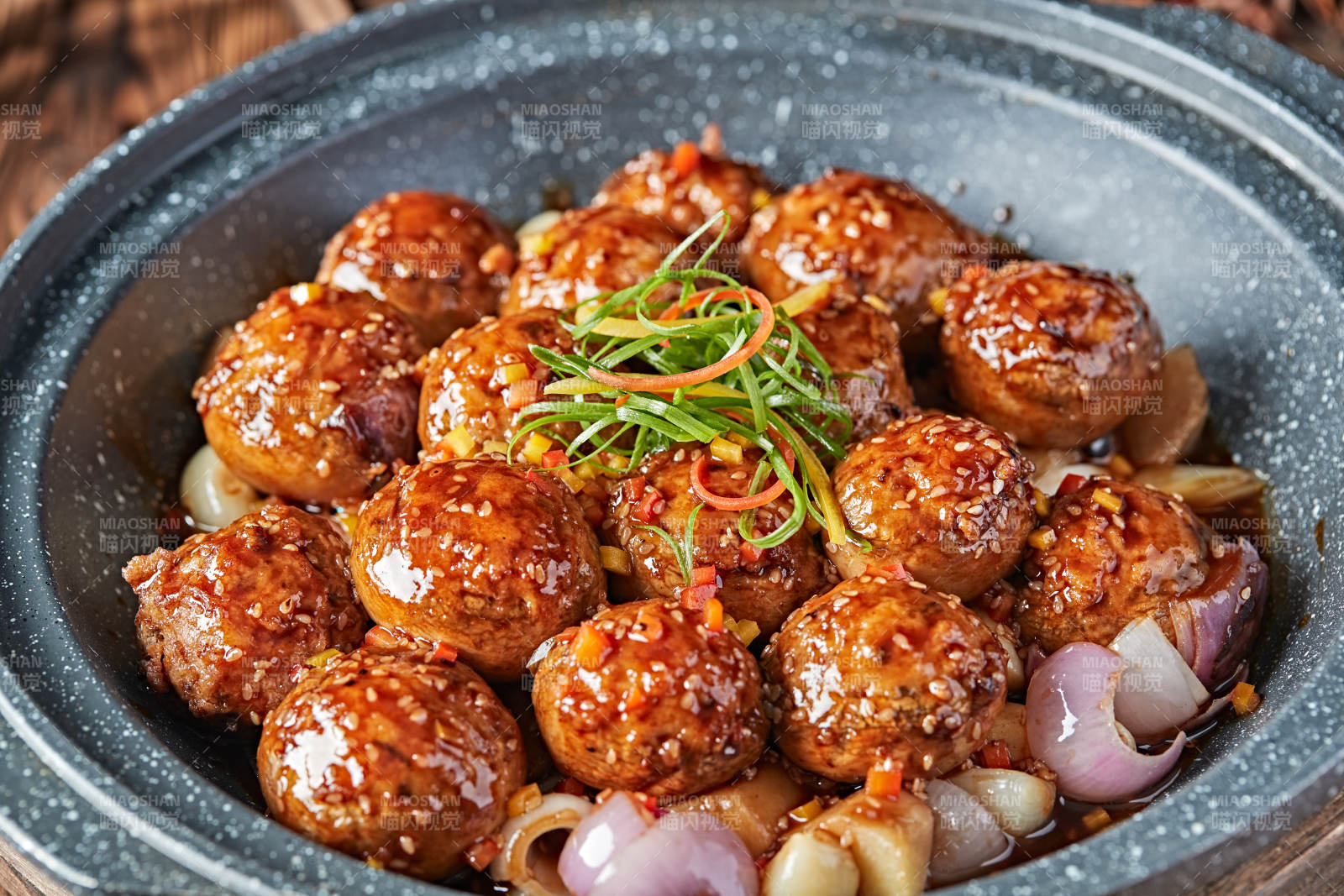 砂锅洋葱蒜子酱烧肉馅酿口蘑图片