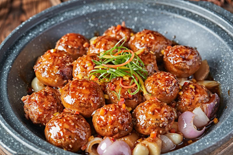 砂锅洋葱蒜子酱烧肉馅酿口蘑图片