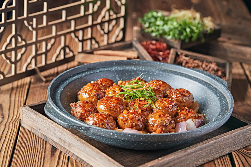 砂锅洋葱蒜子酱烧肉馅酿口蘑图片