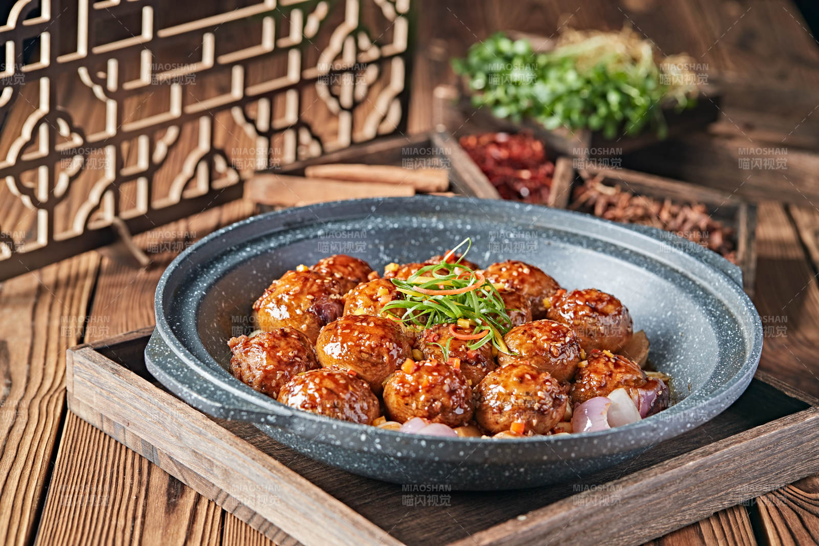 砂锅洋葱蒜子酱烧肉馅酿口蘑图片