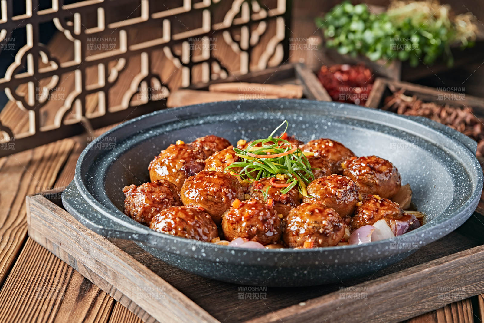 砂锅洋葱蒜子酱烧肉馅酿口蘑图片