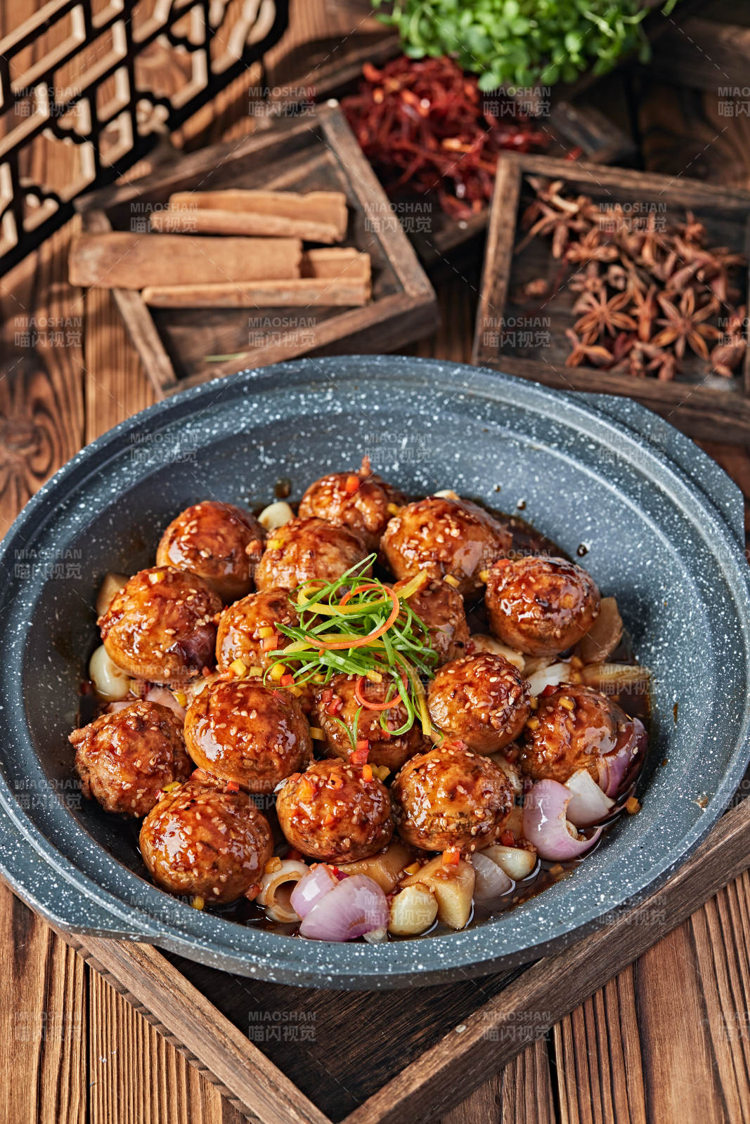 砂锅洋葱蒜子酱烧肉馅酿口蘑图片